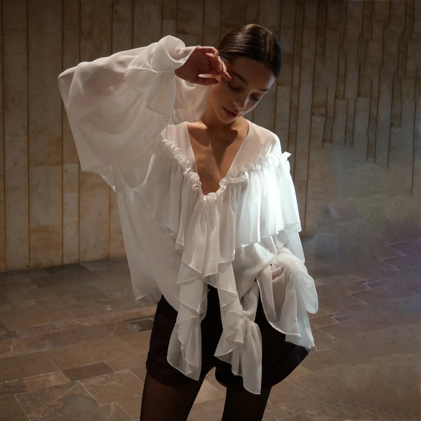 Damen Bluse mit voluminösen Rüschendetails und eleganter Knopfleiste Stalluxe