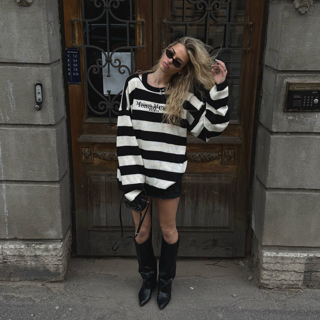 Damen Oversized Strickpullover mit modernen Streifenmustern und Logoapplikation Stalluxe