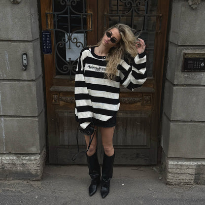 Damen Oversized Strickpullover mit modernen Streifenmustern und Logoapplikation Stalluxe