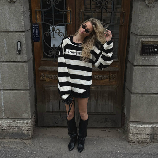 Damen Oversized Strickpullover mit modernen Streifenmustern und Logoapplikation Stalluxe