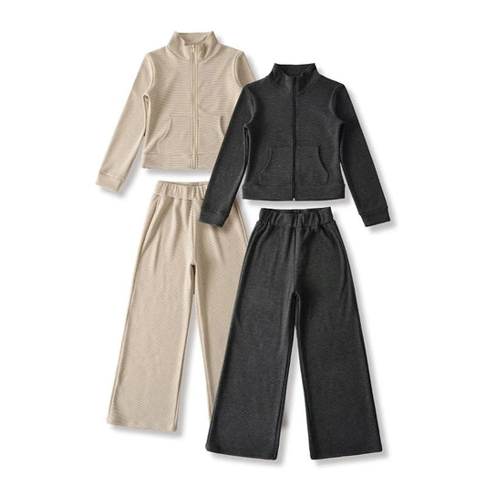 Damen Freizeitanzug mit hochgeschlossenem Kragen und weiten Hosen Stalluxe
