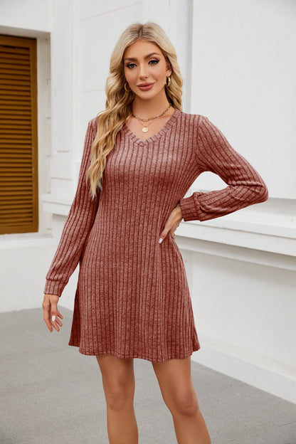 Damen enganliegendes Strickkleid mit V-Ausschnitt und feinem Rippdesign Stalluxe