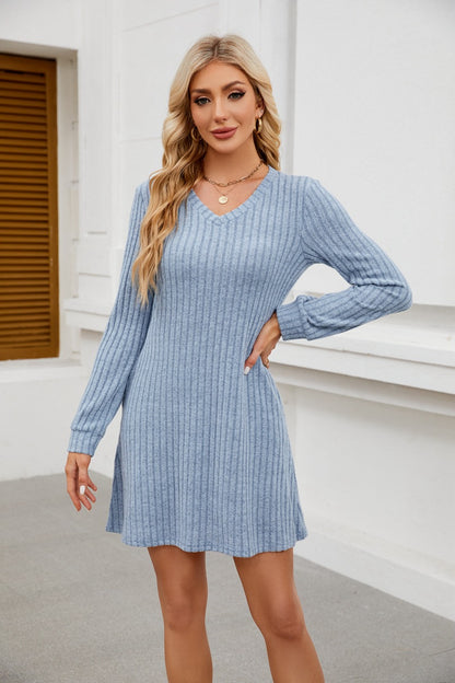 Damen enganliegendes Strickkleid mit V-Ausschnitt und feinem Rippdesign Stalluxe