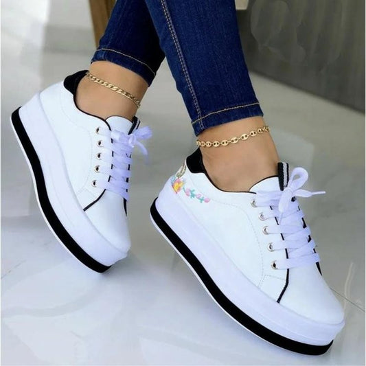Damen Plateau-Sneaker mit floralem Applikationsdesign und rutschfester Sohle Stalluxe