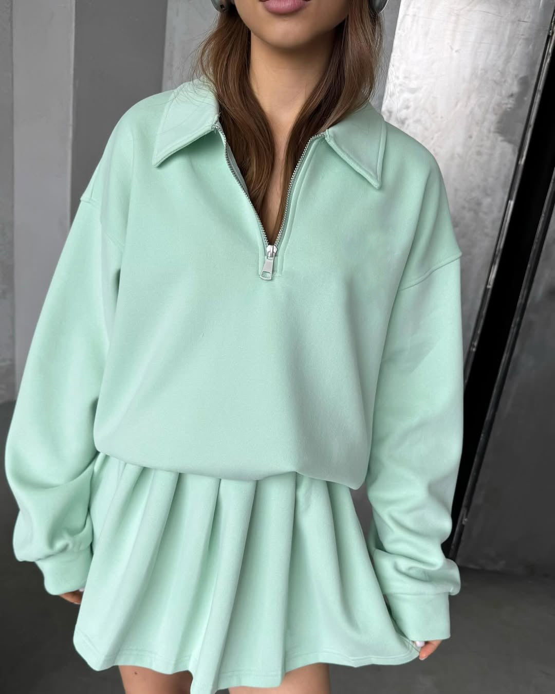 Damen lässig geschnittener Sweatpullover mit kurzem Reißverschluss und femininer Raffung Stalluxe