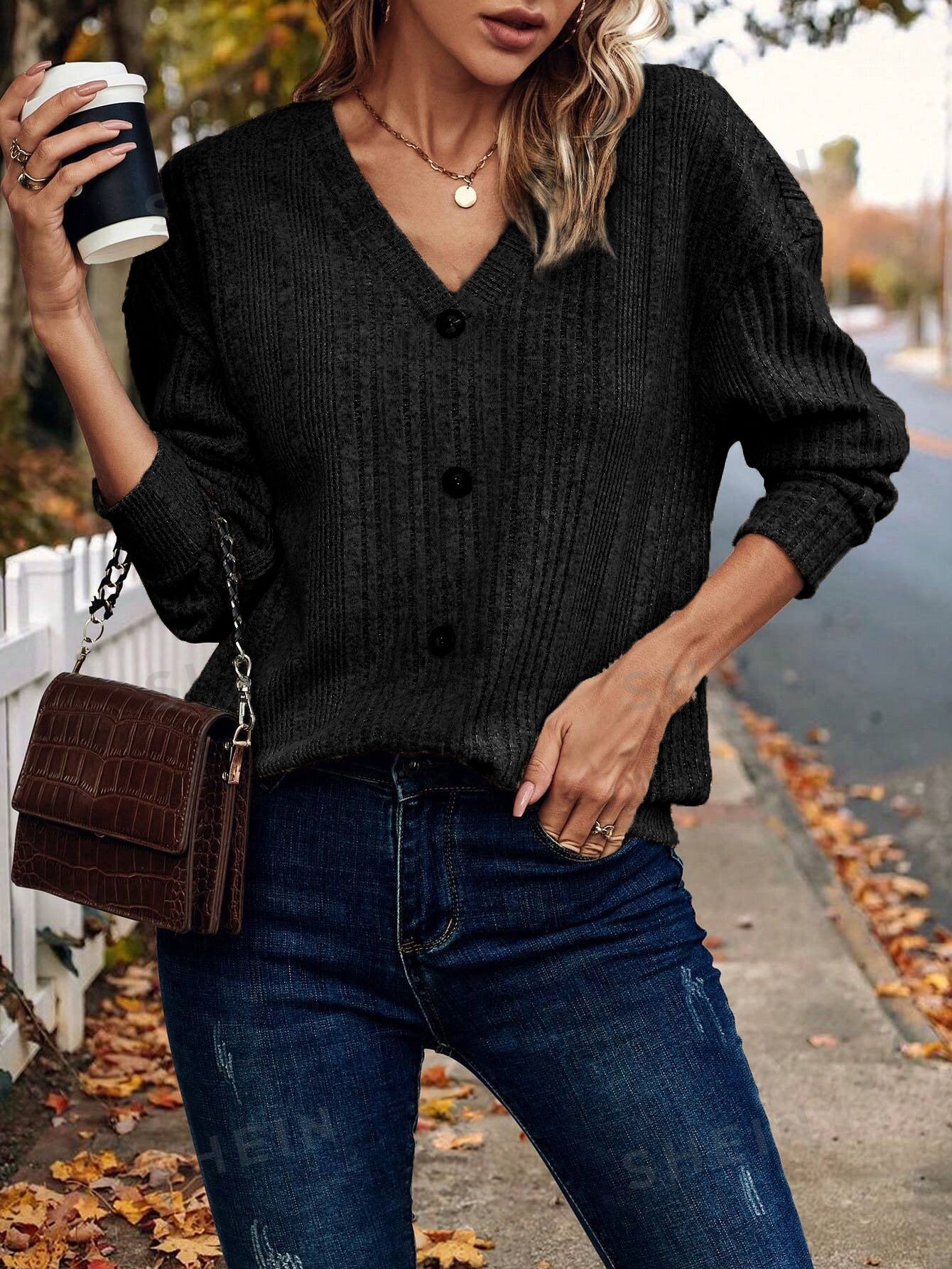 Damen V-Ausschnitt Strickoberteil mit Knopfdetails und lässigem Schnitt Stalluxe