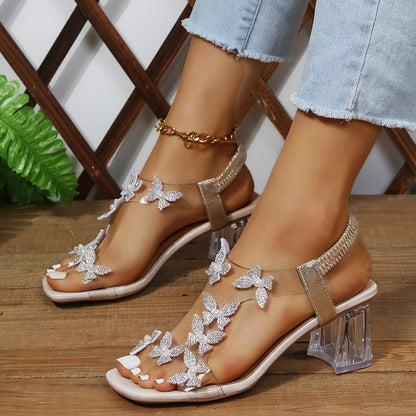 Damen Glamouröse Sandalen mit funkelnden Schmetterlingsdetails und transparentem Blockabsatz Stalluxe