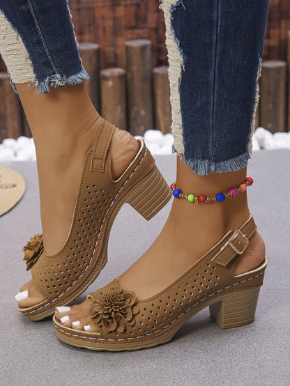 Damen Clogs mit dekorativem Blumendetail und perforierter Oberfläche Stalluxe
