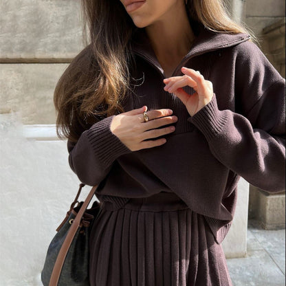 Damen Strickpullover mit hochgeschlossenem Kragen und plissiertem Rock Stalluxe