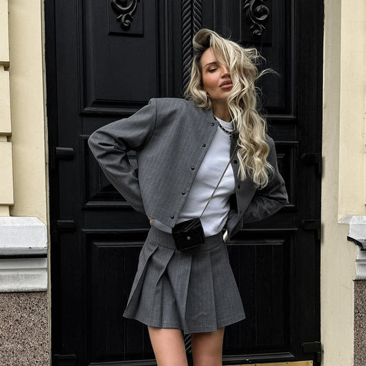 Damen modische Kurzjacke mit Klappen und passendem Rock Stalluxe