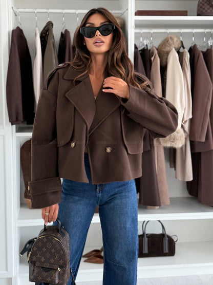Damen modische Kurzjacke mit oversized Schnitt und auffälligen Knopfdetails Stalluxe
