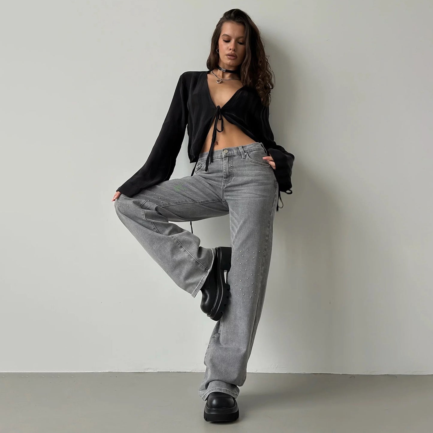 Damen Hochgeschnittene Jeans mit modischem Distressed-Design und originellen Nieten Stalluxe Grau