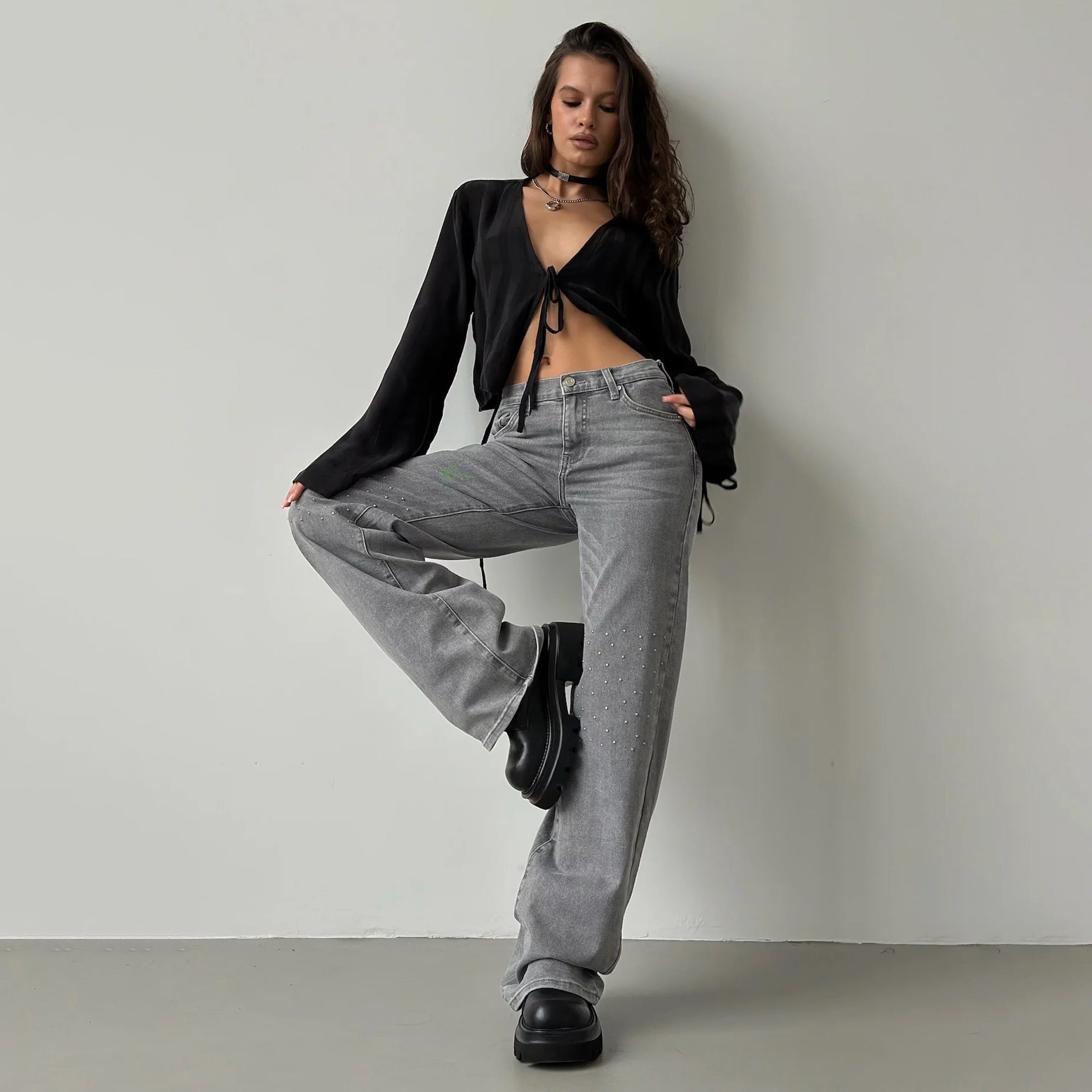 Damen Hochgeschnittene Jeans mit modischem Distressed-Design und originellen Nieten Stalluxe Grau