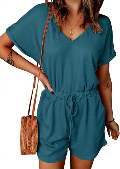 Damen lässiger Kurz-Jumpsuit mit Gürteldetail und tiefem V-Ausschnitt Stalluxe