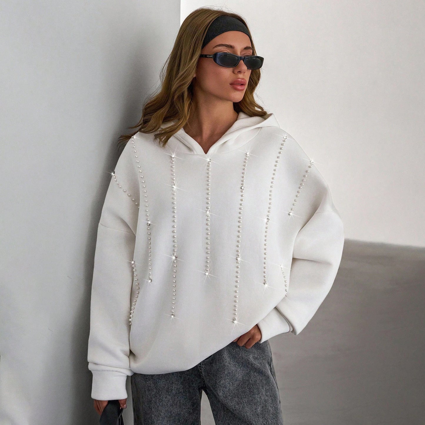 Damen Oversized Kapuzenpullover mit eleganten Perlenakzenten Stalluxe Weiß