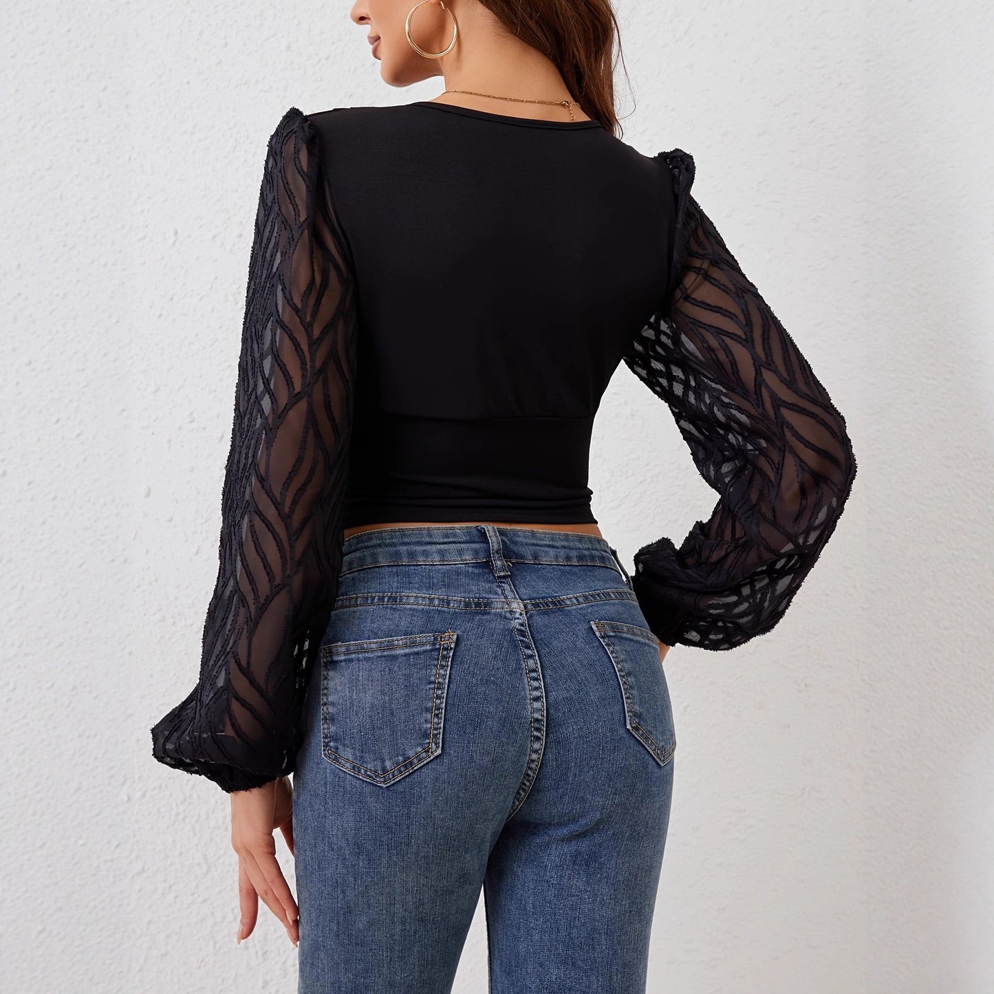 Damen Bluse mit eleganten, transparenten Ärmeln und knopfverzierten Details Stalluxe