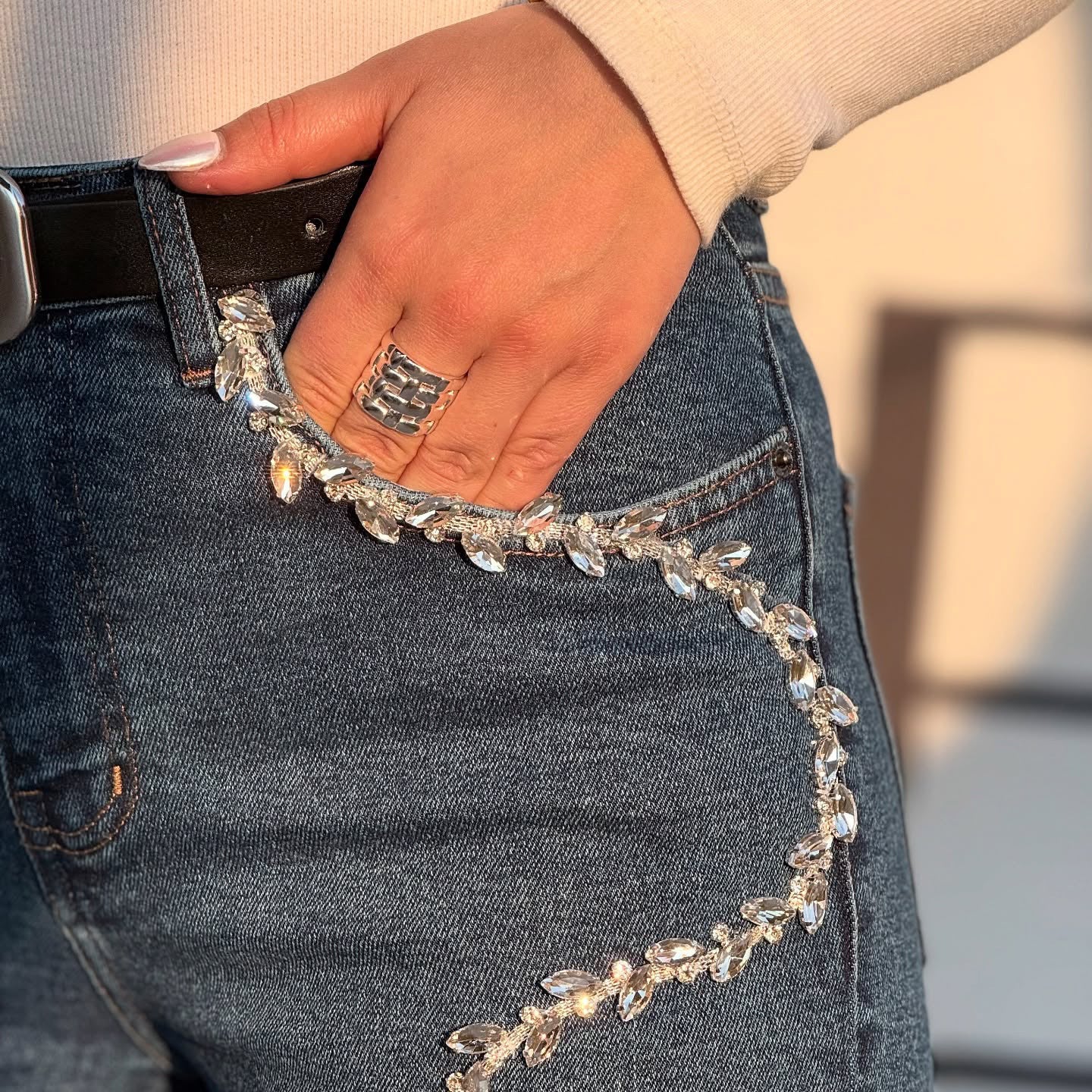 Damen Bootcut-Jeans mit glitzernden Applikationen und fransigen Abschlüssen Stalluxe