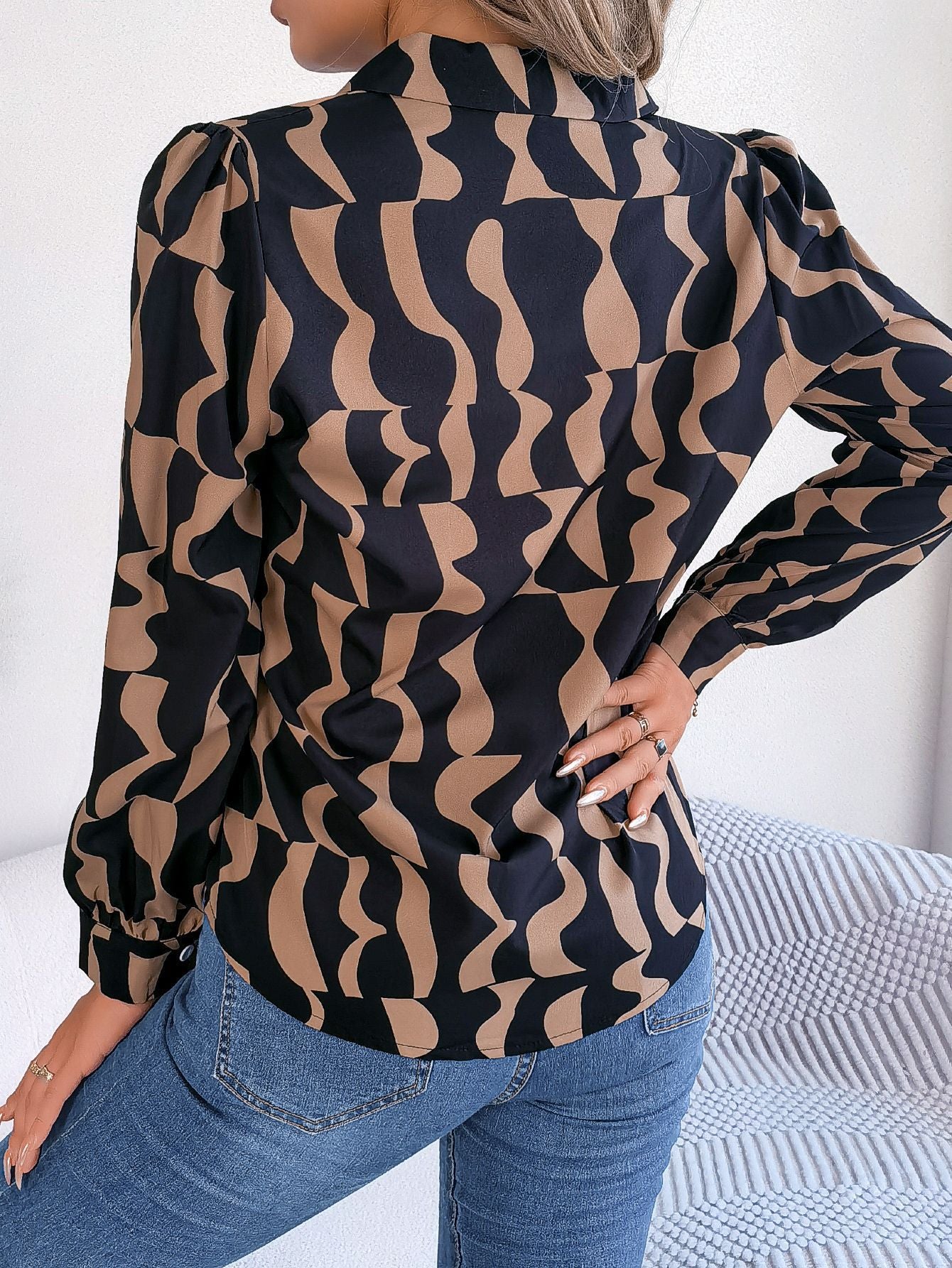 Damen Bluse mit modischem Grafikdruck und elegantem Kragen Stalluxe