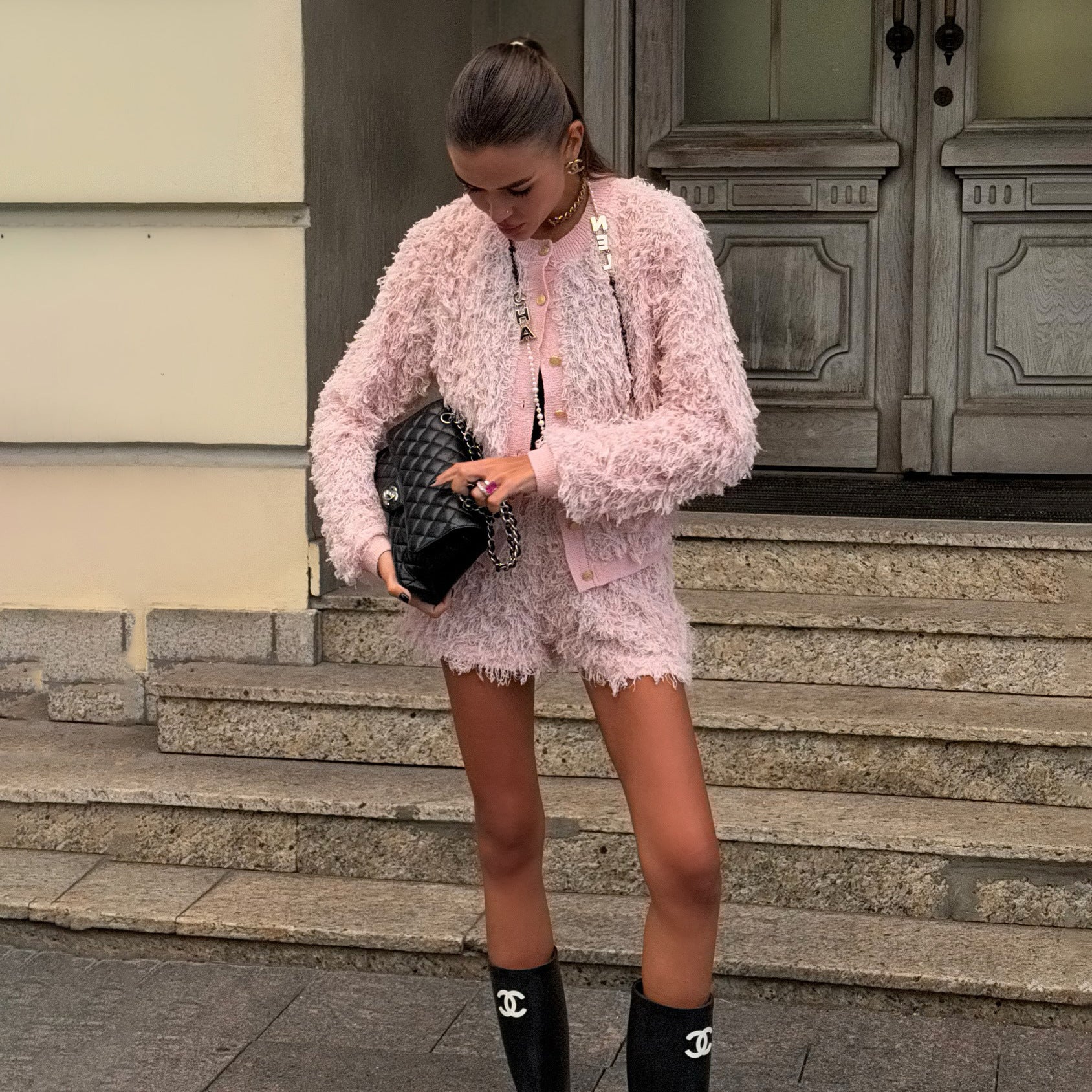 Damen Modisches Strick-Set mit fransigen Details und eleganten Knöpfen Stalluxe