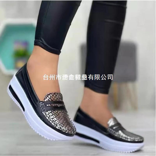Damen Modische Slip-On Sneakers mit schimmerndem Schlangenleder-Design Stalluxe