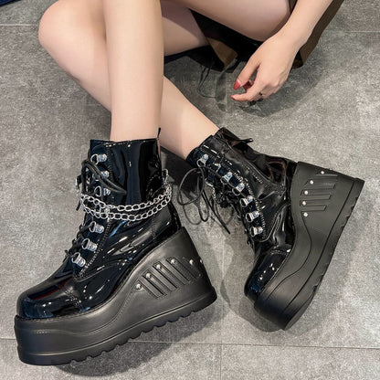 Damen Wedge-Stiefel mit dekorativen Kettendetails und hohem Plateau Stalluxe