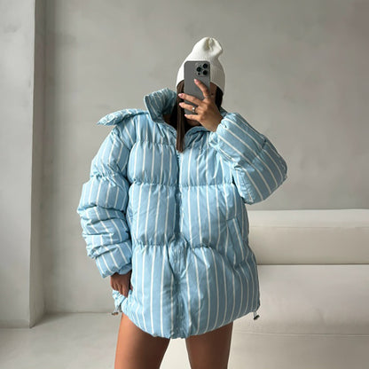 Damen gestreifte Daunenjacke mit hohem Kragen und voluminösem Schnitt Stalluxe