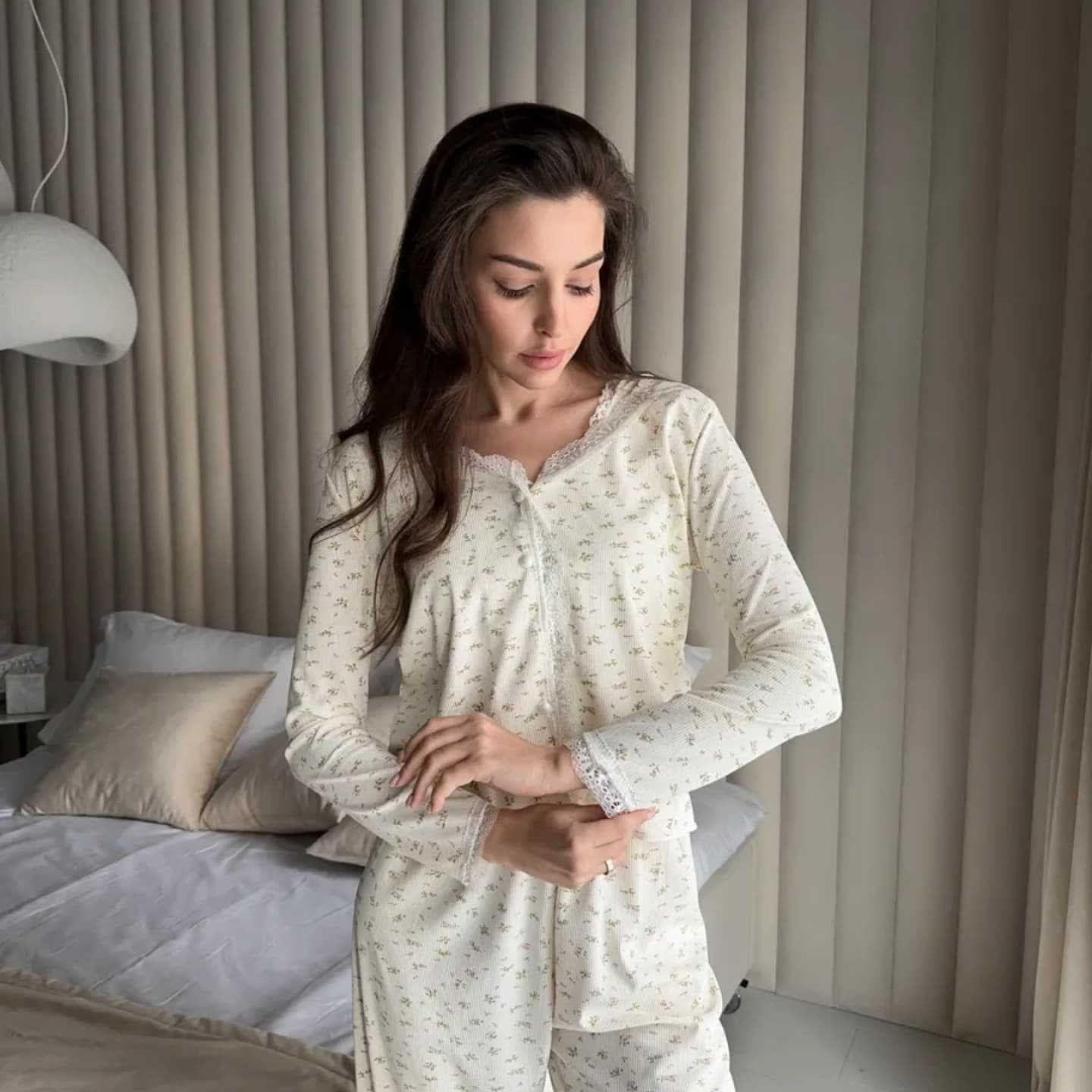 Damen Schlafanzug mit feinen Blumenmustern und eleganter Spitzenverzierung Stalluxe