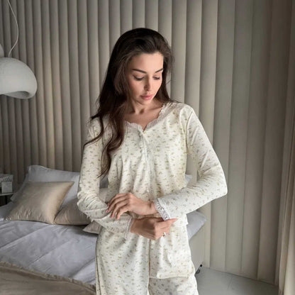 Damen Schlafanzug mit feinen Blumenmustern und eleganter Spitzenverzierung Stalluxe