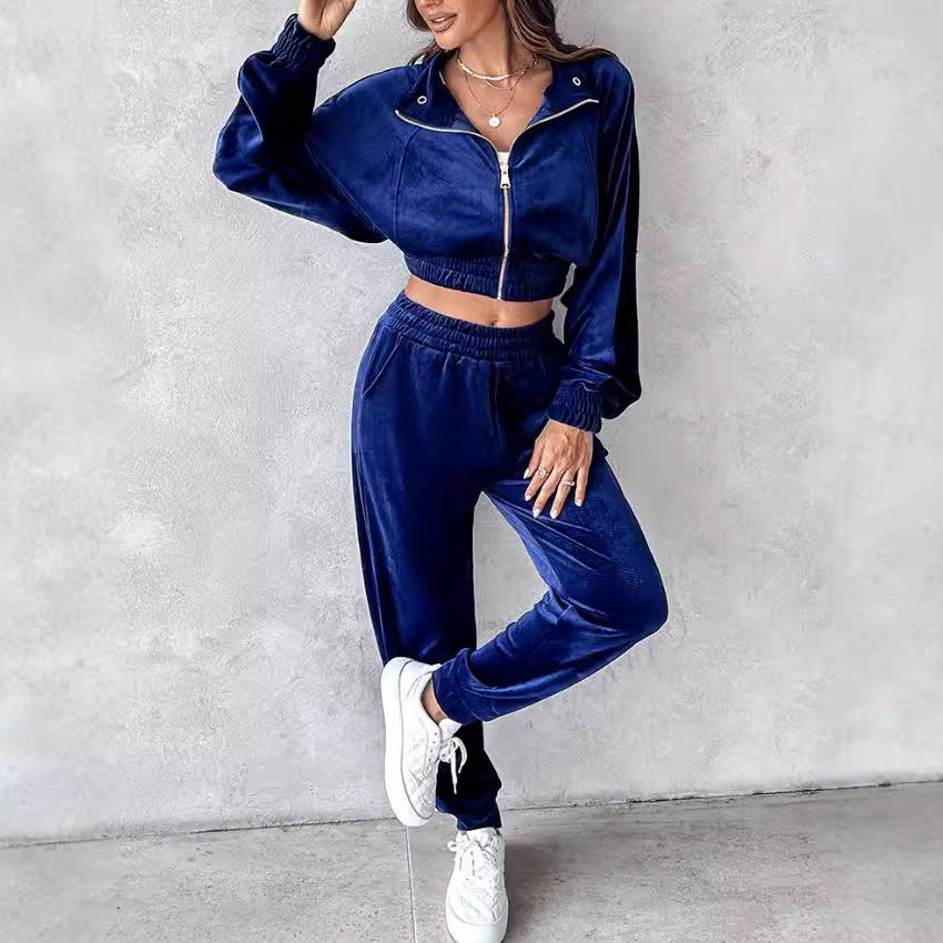 Damen sportliches Set aus kurzem, samtigem Oberteil und langen Jogginghosen Stalluxe