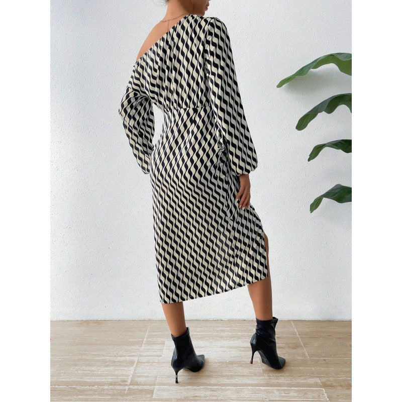 Damen Midikleid mit asymmetrischem Schnitt und stilvollem Wellenmuster Stalluxe