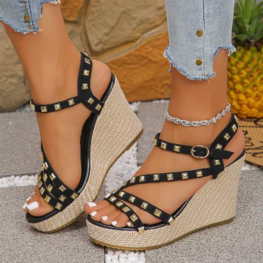 Damen Wedge-Sandalen mit eleganten Nieten und geflochtenem Absatz Stalluxe