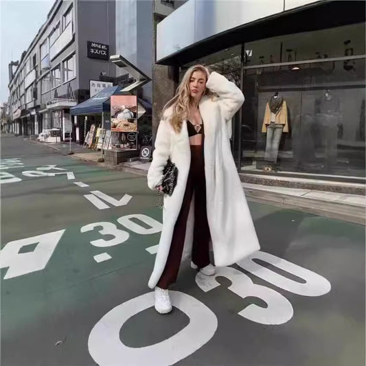 Damen Oversized Kunstpelzmantel mit Kapuze und strukturiertem Design Stalluxe