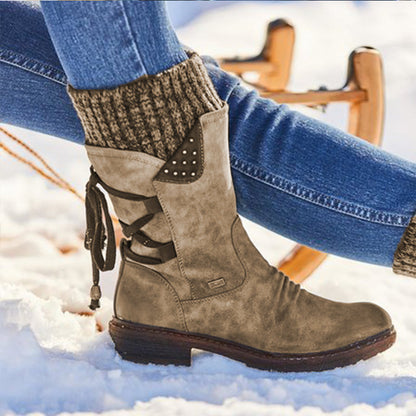 Damen Winterliche Stiefel aus weichem Wildleder mit dekorativem Riemendesign Stalluxe
