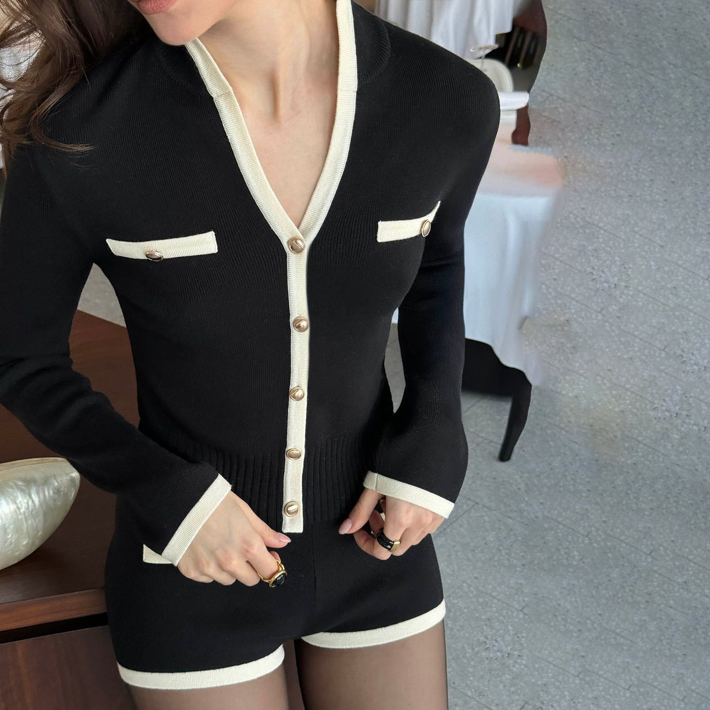 Damen Hosenanzug mit eleganten Knopfdetails und kontrastierenden Akzenten Stalluxe