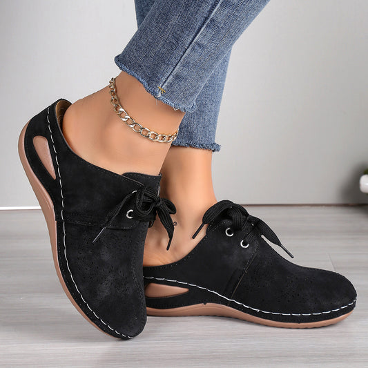 Damen Freizeit-Schnürschuhe aus atmungsaktivem Leder mit dekorativen Ausschnitten Stalluxe