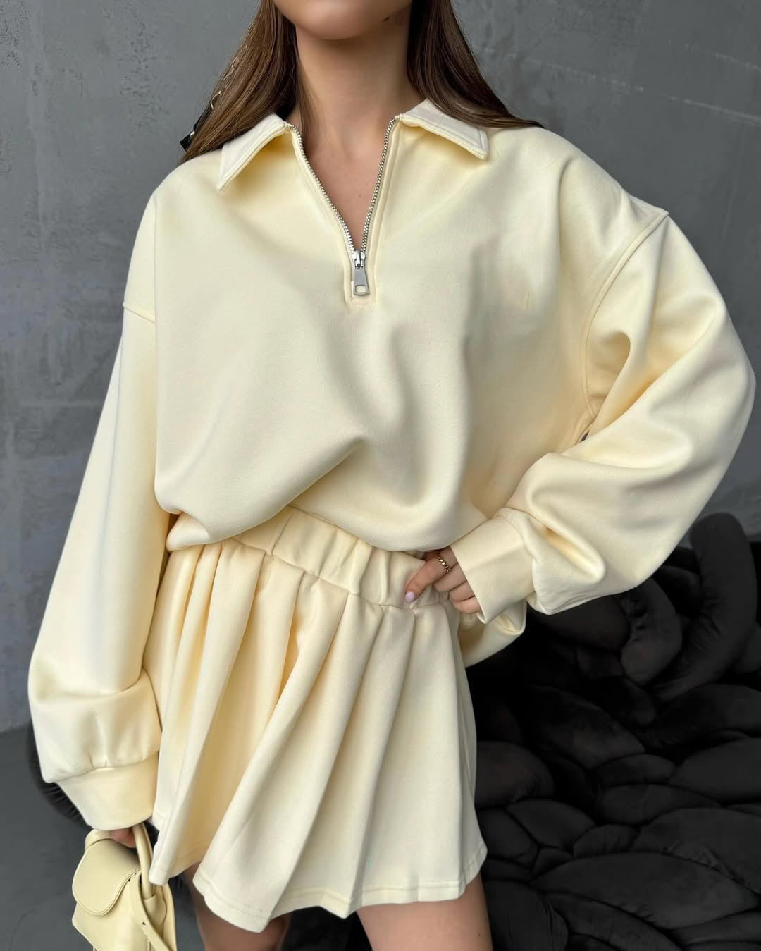 Damen lässig geschnittener Sweatpullover mit kurzem Reißverschluss und femininer Raffung Stalluxe