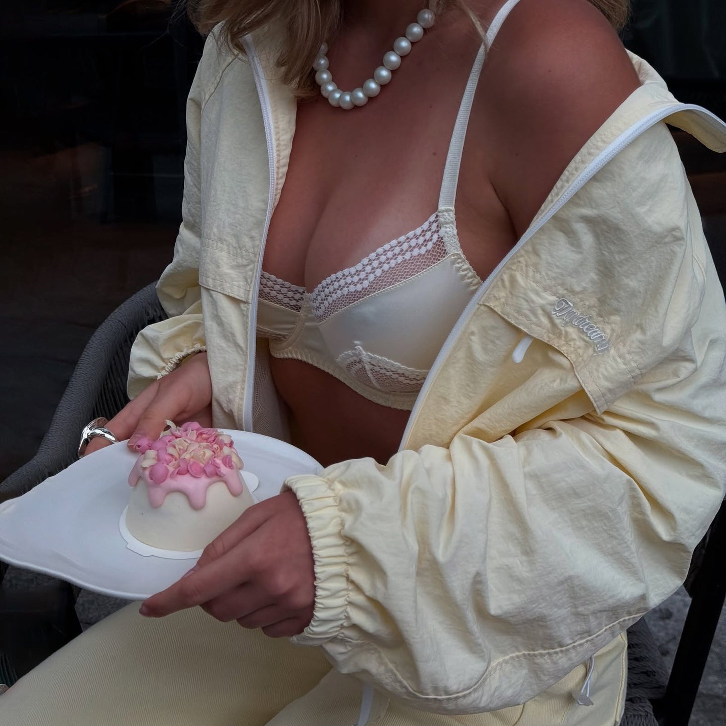 Damen Sportliche Übergangsjacke mit luftigen Einsätzen und praktischen Taschen Stalluxe Gelb