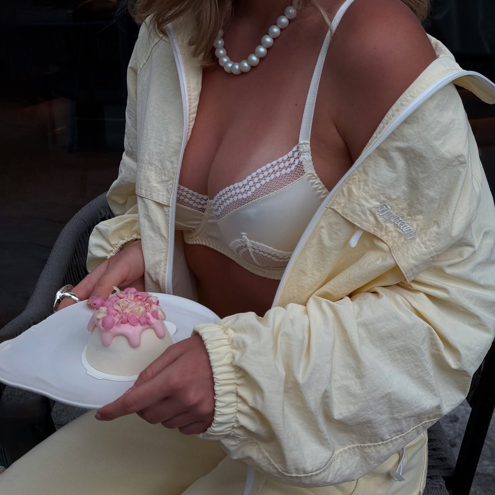 Damen Sportliche Übergangsjacke mit luftigen Einsätzen und praktischen Taschen Stalluxe Gelb