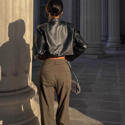 Damen Modische Cropped-Lederjacke mit Brusttaschen Stalluxe