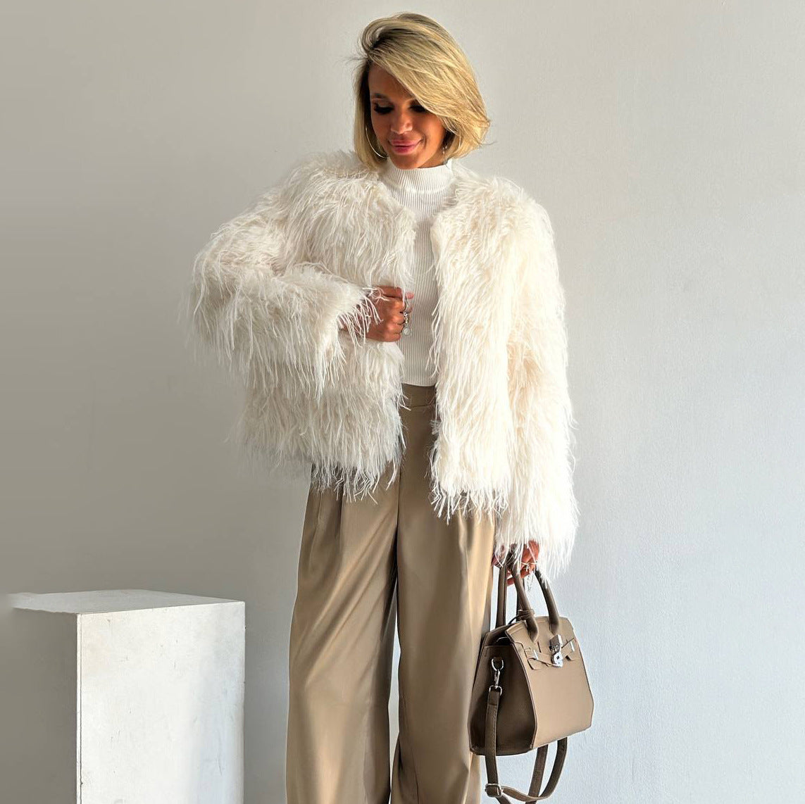 Damen Modischer Pelzimitat-Jacke mit breiten Ärmeln und lässigem Schnitt Stalluxe Weiß