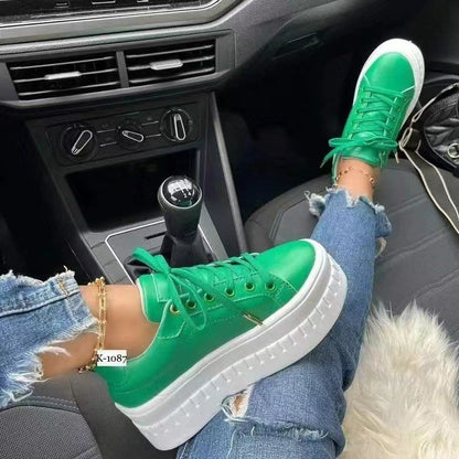 Damen Chunky Sneakers mit hohem Plateau und metallischen Akzenten Stalluxe