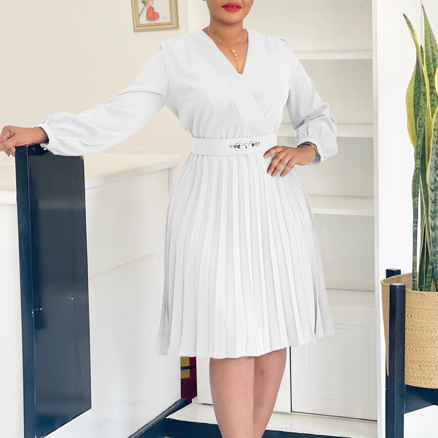 Damen Plissiertes Wickelkleid mit Gürtel und eleganter Brosche Stalluxe