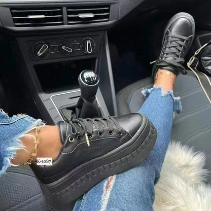 Damen Chunky Sneakers mit hohem Plateau und metallischen Akzenten Stalluxe