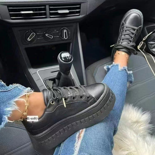 Damen Chunky Sneakers mit hohem Plateau und metallischen Akzenten Stalluxe