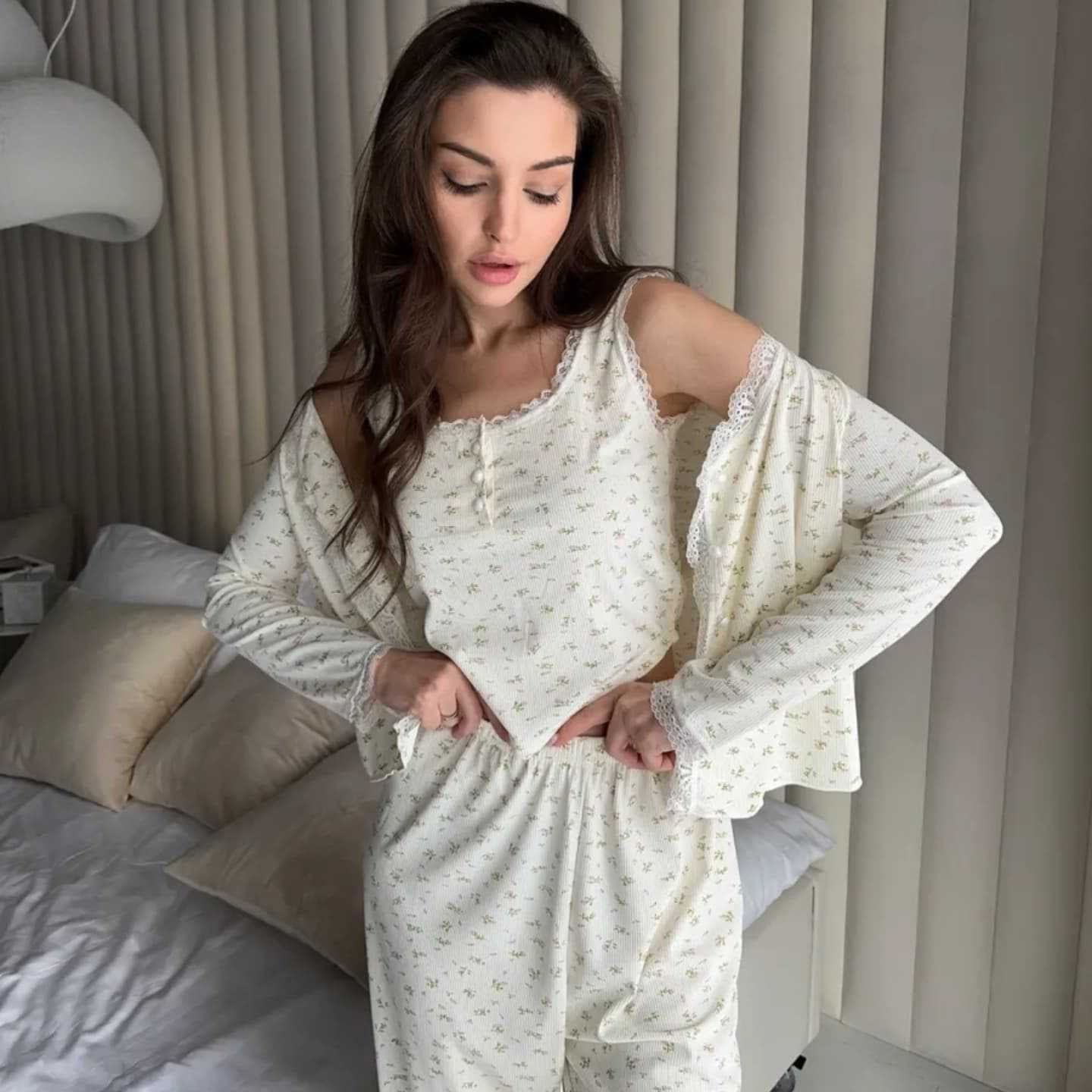 Damen Schlafanzug mit feinen Blumenmustern und eleganter Spitzenverzierung Stalluxe