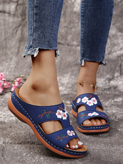 Damen modische Riemchen-Sandalen mit floralen Stickereien und bequemem Fußbett Stalluxe