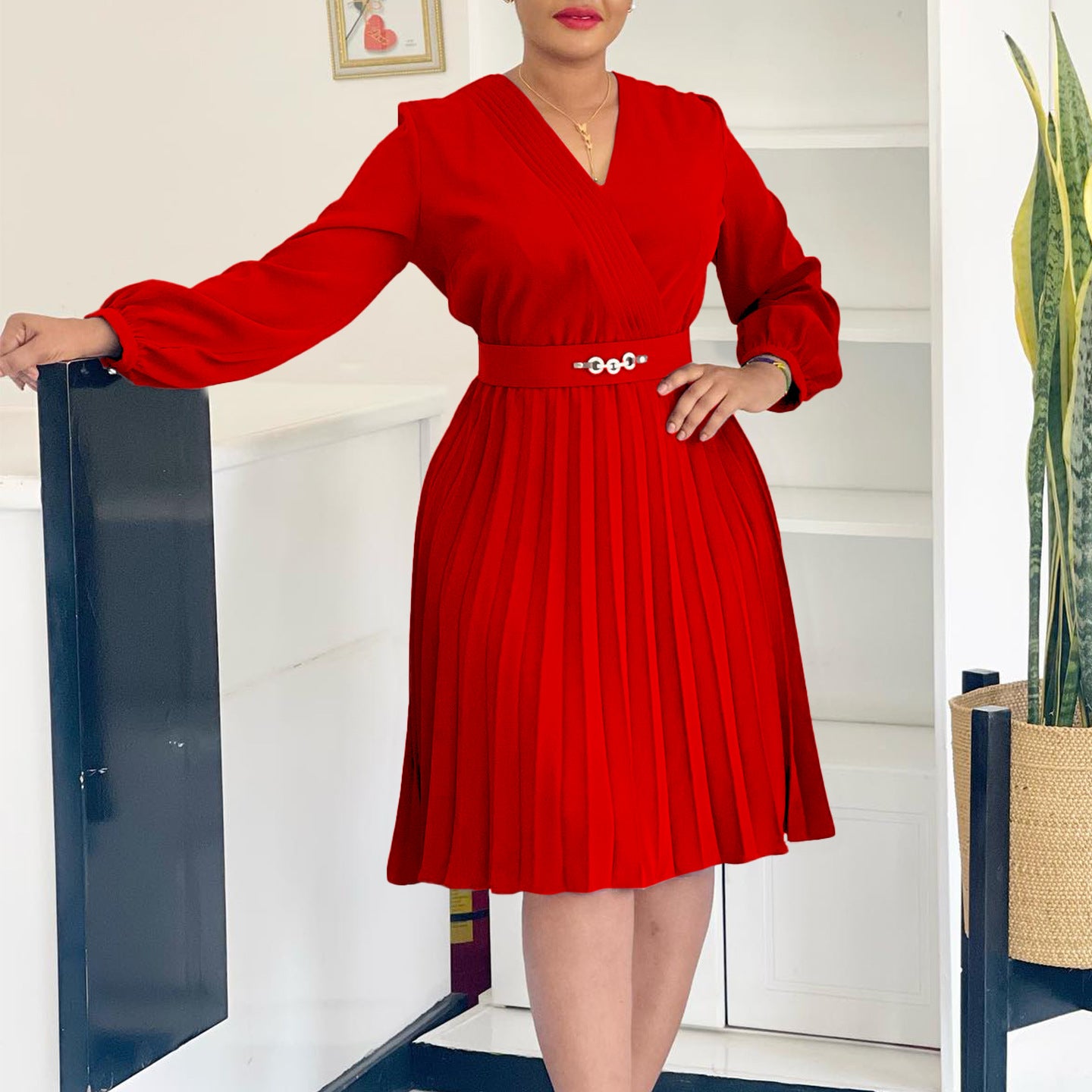 Damen Plissiertes Wickelkleid mit Gürtel und eleganter Brosche Stalluxe