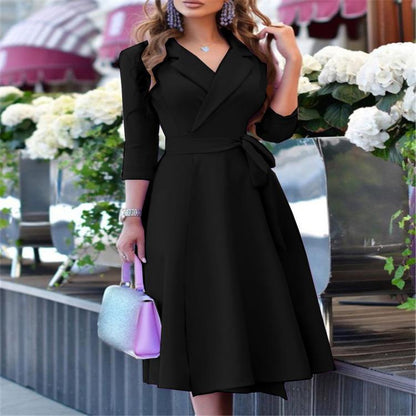 Damen Elegantes Wickelkleid mit floralen Akzenten und schickem Kragen Stalluxe