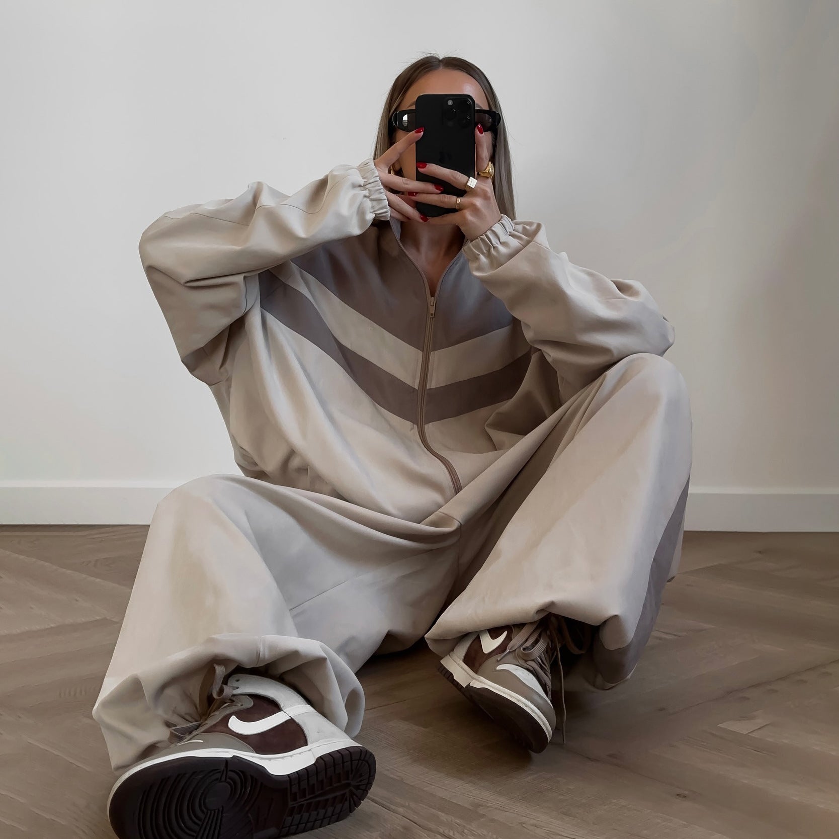 Damen Sportanzug mit Reißverschluss und weit geschnittenen Hosen Stalluxe Warmgrau