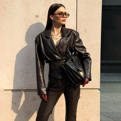 Damen Elegantes Lederanzug mit modischem Blazer und schmal geschnittenen Hosen Stalluxe